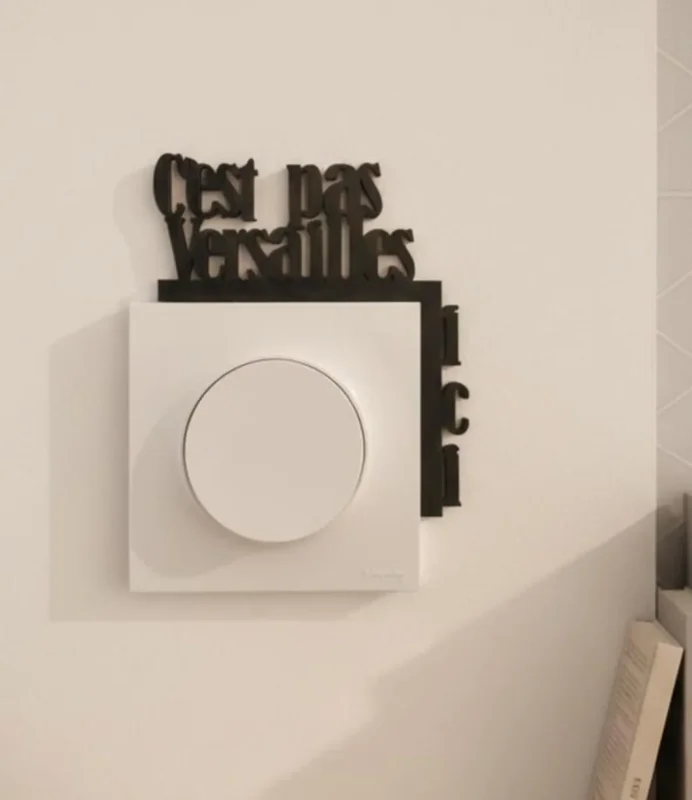Décoration d'interrupteur en bois « C'est pas Versailles ici ! » 