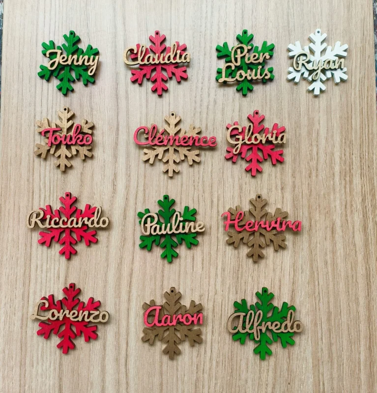 Lot de 4 Boules de Noël Flocon en Bois Personnalisée avec Prénom – Décoration de Sapin Artisanale