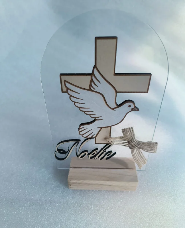 Plaque religieuse personnalisée avec prénom – Croix et Colombe du Saint-Esprit en plexiglas gravé | Cadeau de baptême artisanal