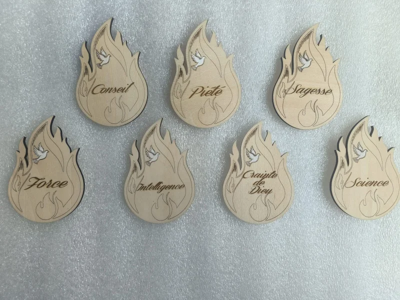 Lot des 7 Dons de l'Esprit Saint en bois – Flammes de Pentecôte
